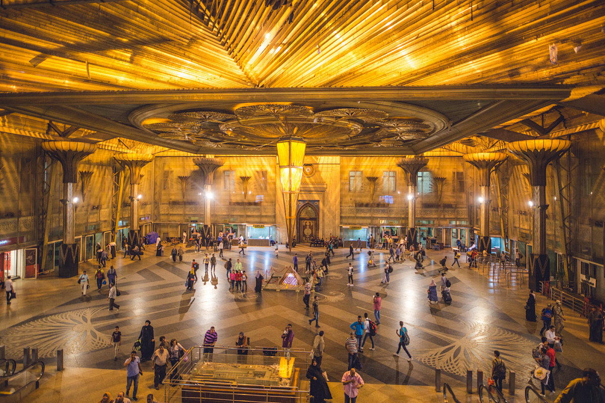 Nova estação ferroviária LRT na capital do Novo Cairo (Egito)